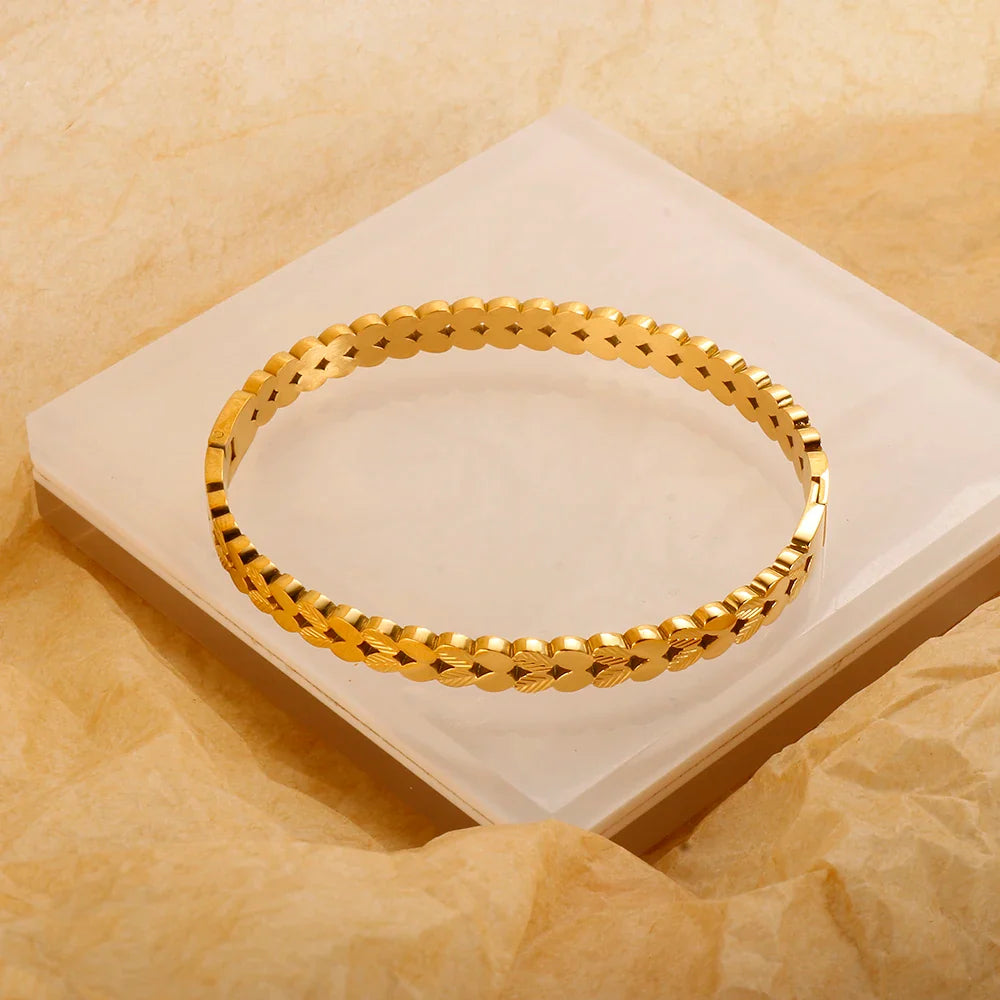 Elegant Leaf-Inspired Bangle Bracelet